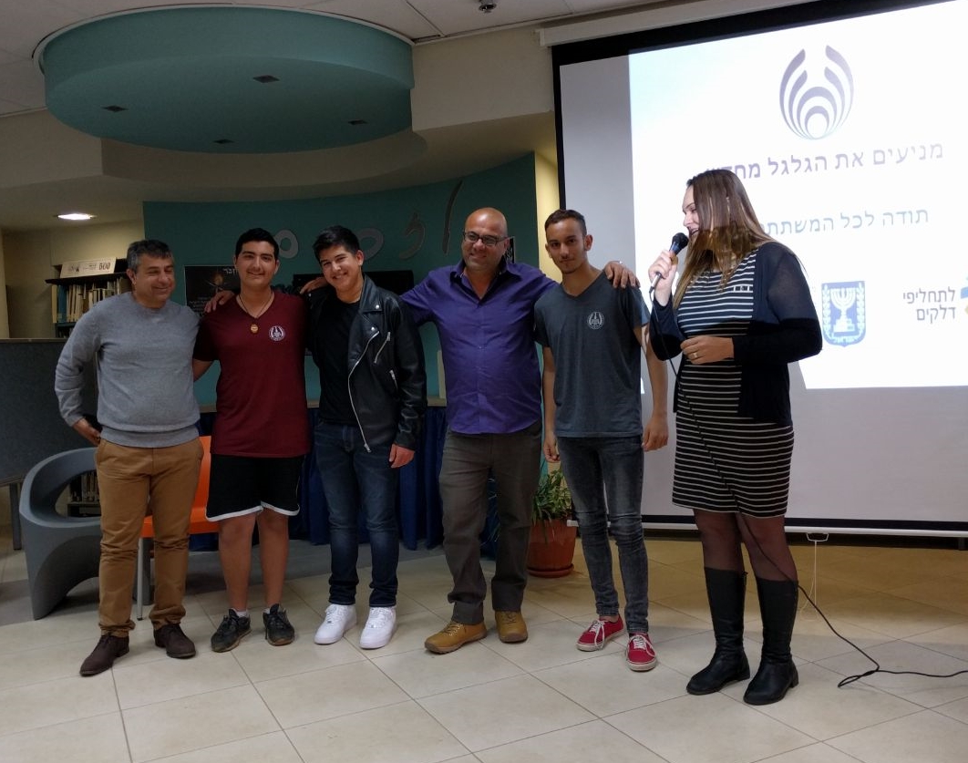 הענקת הפרס לפרויקט המוביל באירוע גמר תכנית הדלקים