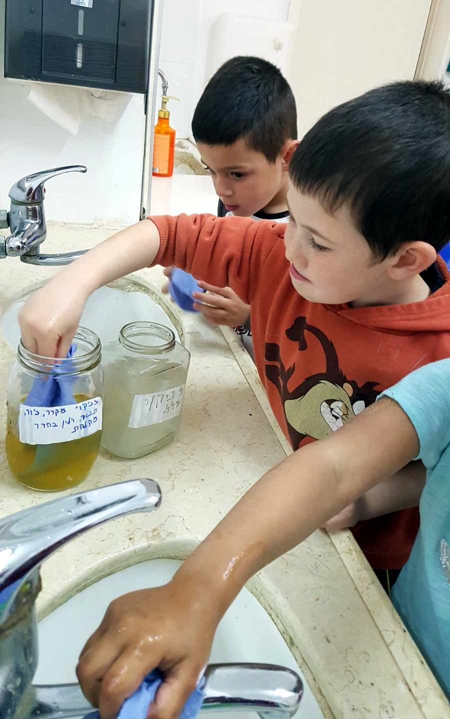 ילדים מנקים את הגן