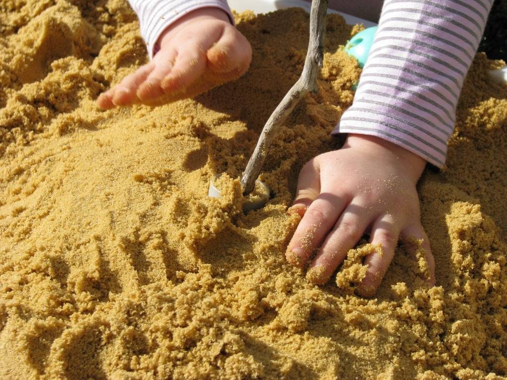 ילד משחק בחול