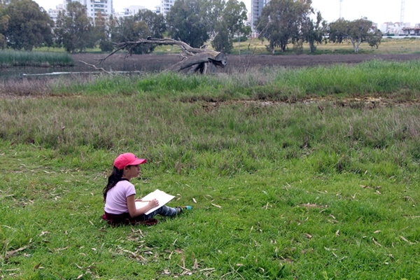 הרשת הירוקה: למידה משמעותית - ילדה מציירת בטבע