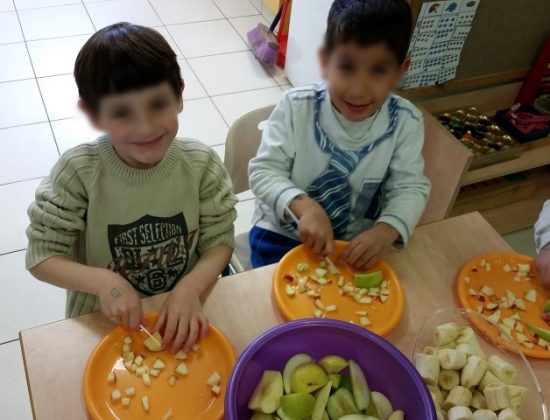 ילדים מכינים סלט פירות