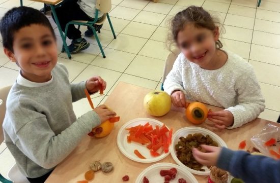 ילדים ופירות יבשים