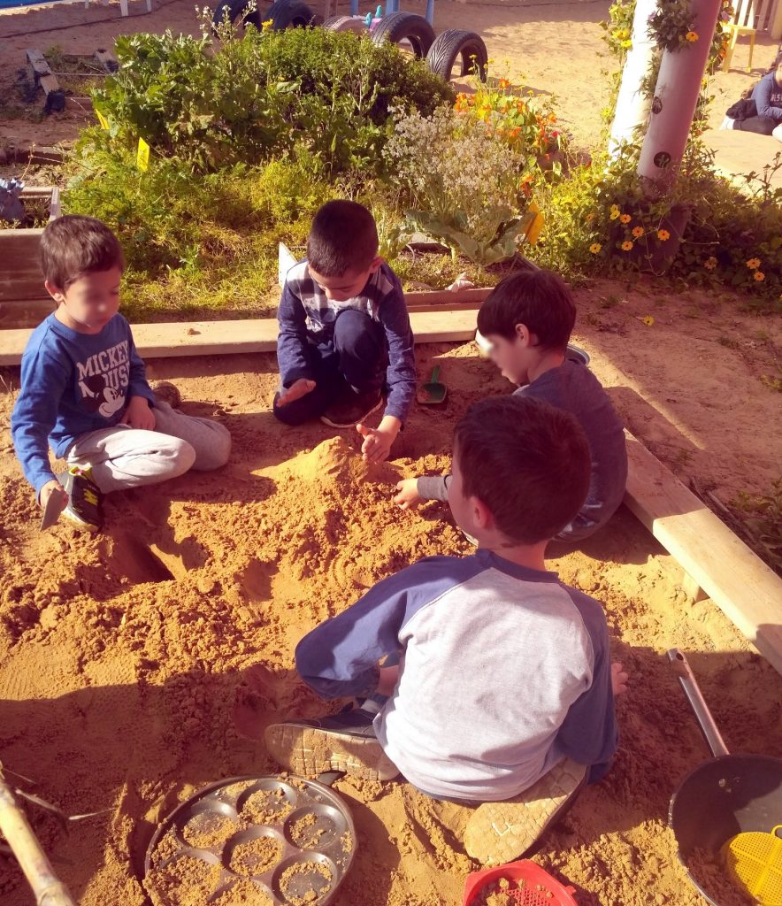 ילדי גן טורקיז בארגז החול