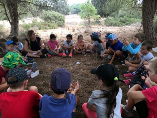 ילדים יושבים במעגל