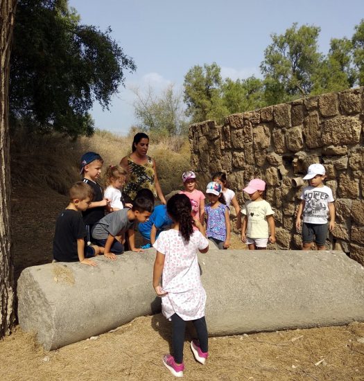 ילדים מסיירים בעתיקות אשקלון