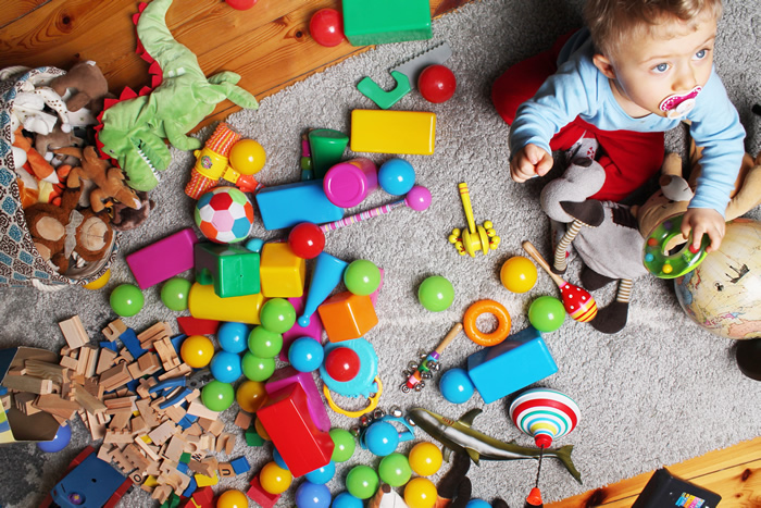 הרשת הירוקה: למידה משמעותית -תינוק בחדר מלא צעצועים