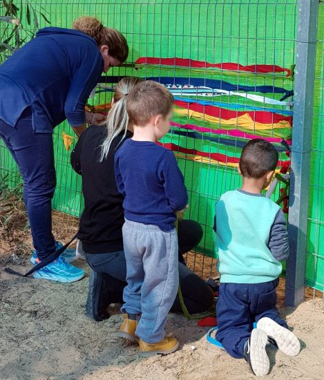 ילדים לומדים אריגה בגן