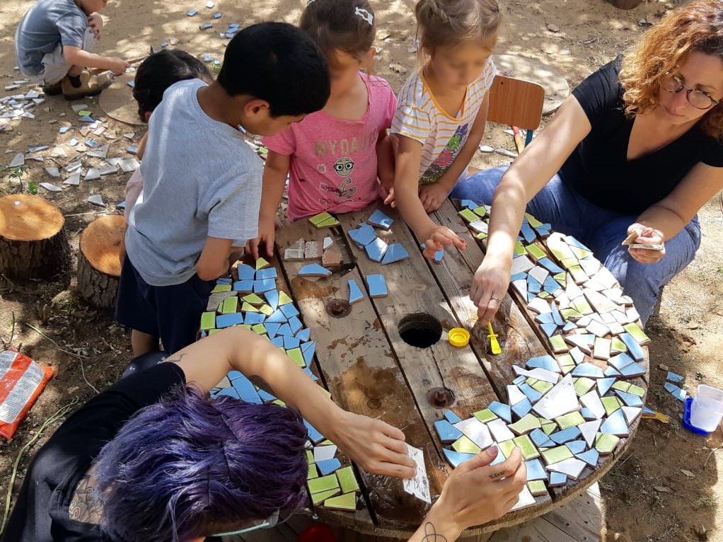 הרשת הירוקה: ילדים יוצרים פסיפס בגן