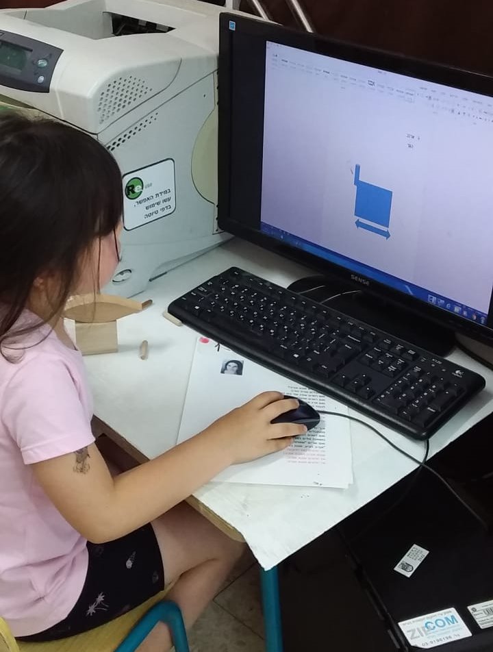 הרשת הירוקה: ילדה מול מחשב